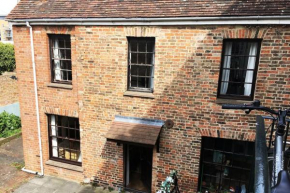 Charming Cottage, Central Taunton.